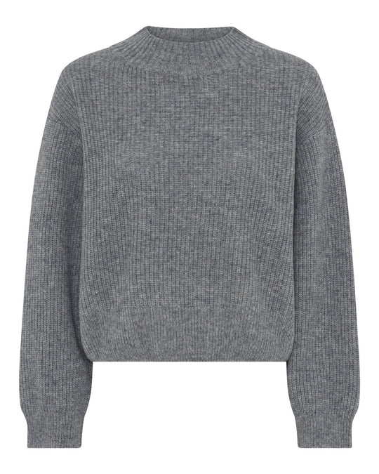 La Rouge Sisse Knit Sweater i grey melange med rund hals, boxy pasform og brede ribkanter – blød, varm og elegant til hverdag og kølige dage.
