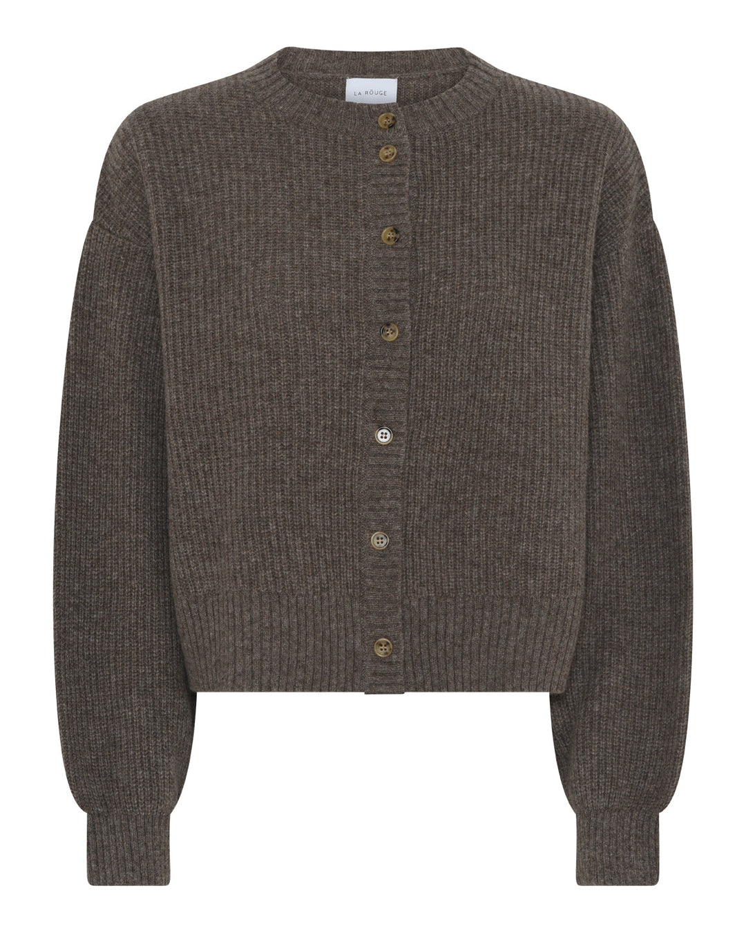 La Rouge Sisse Cardigan i brown melange – kort, luksuriøs cardigan i 90% ultrafine wool og 10% yak down med rund hals og brede ribkanter.
