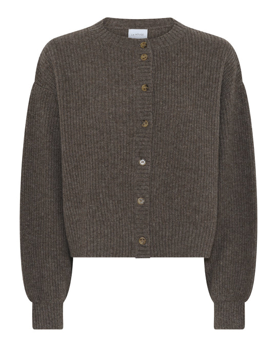 La Rouge Sisse Cardigan i brown melange – kort, luksuriøs cardigan i 90% ultrafine wool og 10% yak down med rund hals og brede ribkanter.
