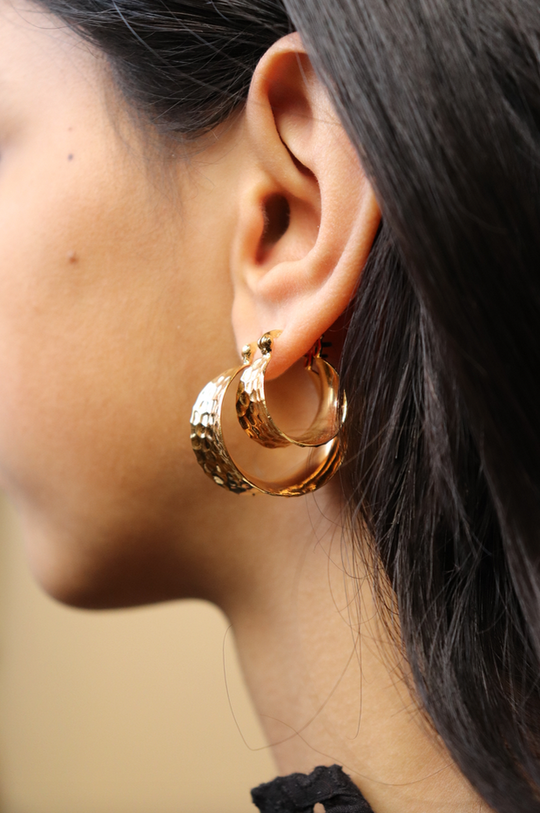 Pico Copenhagen Cleo Petit Hoops – elegante hoops med unikke detaljer i forgyldt eller sølvbelagt messing, diameter 18 mm.
