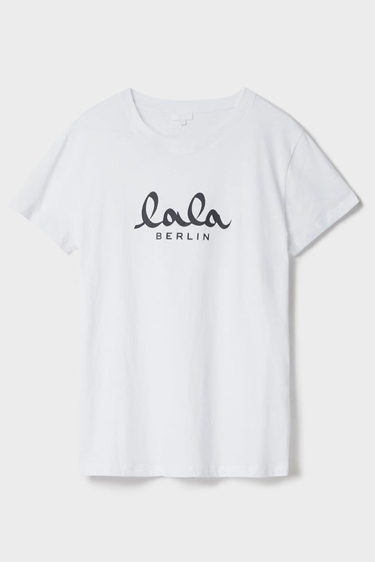 Lala Berlin Cara Cotton – T-shirt i Lala White/Black med unikt print. Klassisk og stilfuld t-shirt i 100% bomuld, ideel til hverdagsbrug.