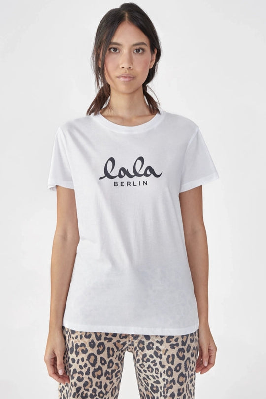 Lala Berlin Cara Cotton – T-shirt i Lala White/Black med unikt print. Klassisk og stilfuld t-shirt i 100% bomuld, ideel til hverdagsbrug.