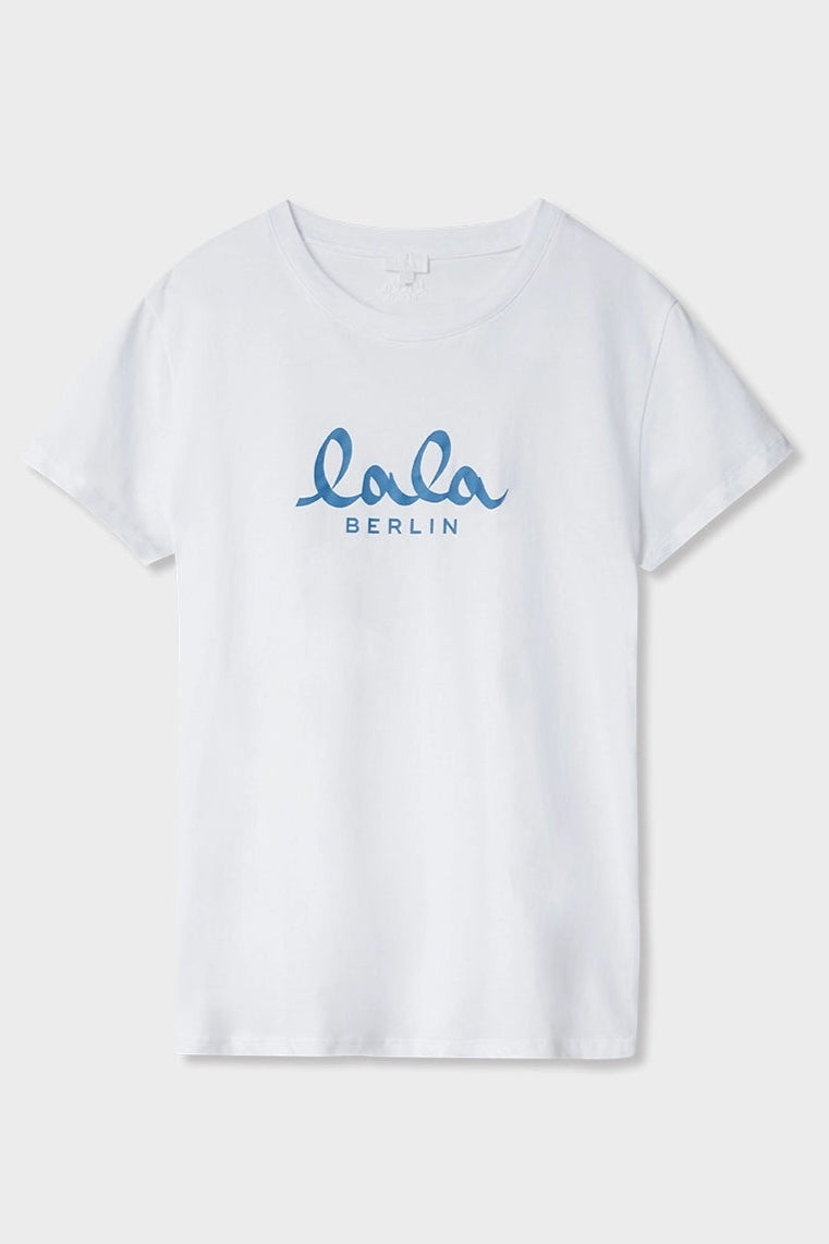 Lala Berlin Cara Cotton – T-shirt i Lala White/Blue med unikt print. Klassisk og stilfuld t-shirt i 100% bomuld, ideel til hverdagsbrug. Cassandra.dk