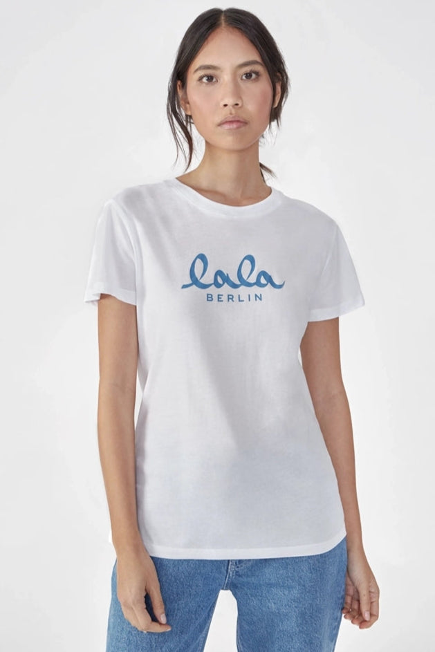 Lala Berlin Cara Cotton – T-shirt i Lala White/Blue med unikt print. Klassisk og stilfuld t-shirt i 100% bomuld, ideel til hverdagsbrug. 