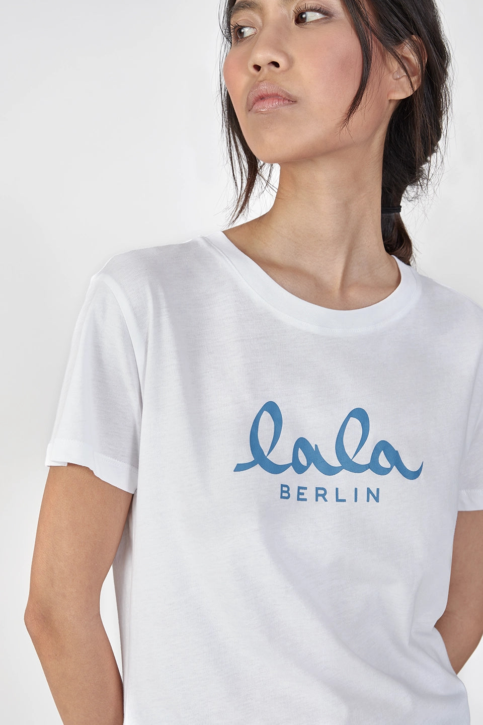 Lala Berlin Cara Cotton – T-shirt i Lala White/Blue med unikt print. Klassisk og stilfuld t-shirt i 100% bomuld, ideel til hverdagsbrug. Cassandra.dk