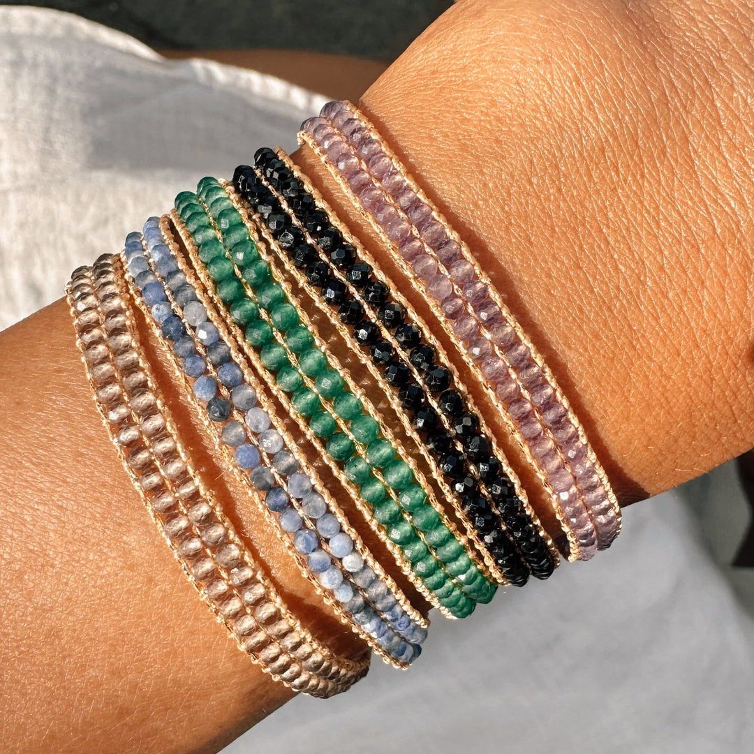 IBU Jewels Cap Lise armbånd i blue sodalite med blødt læder og justerbar lukning. 