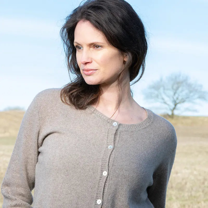 Theia Cardigan i 100% Italiensk Cashmere i farven camel - Klassisk Elegance fra Gorridsen