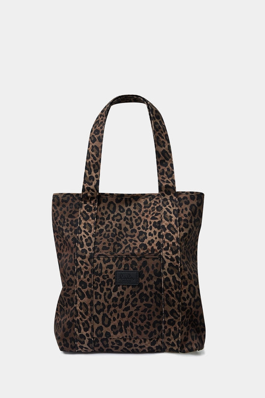 Lala Berlin Tova Carmela Tote i dark brown leo printet canvas – stor og robust taske til damer, perfekt til laptop, lunch og yndlingsbog, med stilfuldt og vildt design