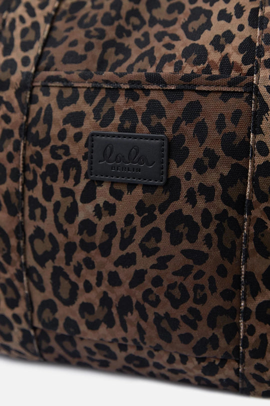Lala Berlin Tova Carmela Tote i dark brown leo printet canvas – stor og robust taske til damer, perfekt til laptop, lunch og yndlingsbog, med stilfuldt og vildt design