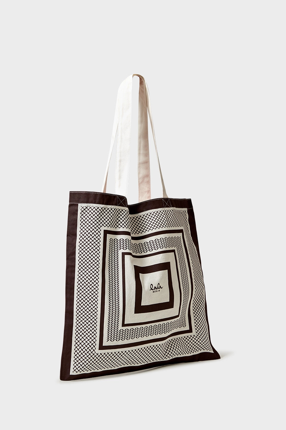 Lala Berlin Tote Maja Canvas – Shopper i heritage stripe brown. Praktisk størrelse og elegant design i 100% bomuld. 