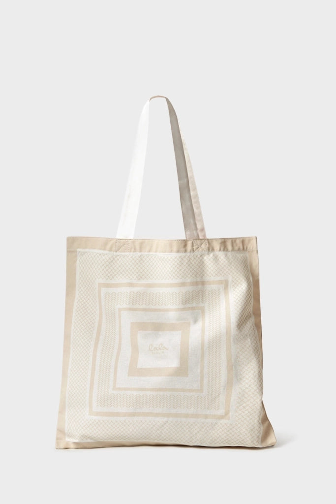 Lala Berlin Tote Maja Canvas – Shopper i heritage stripe cream. Praktisk størrelse og elegant design i 100% bomuld.