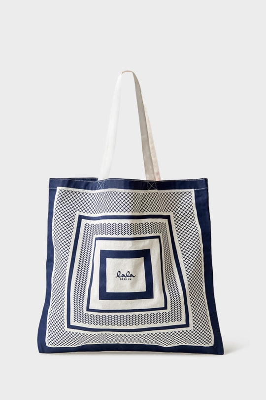 Lala Berlin Tote Maja Canvas – Shopper i heritage stripe navy. Praktisk størrelse og elegant design i 100% bomuld. 