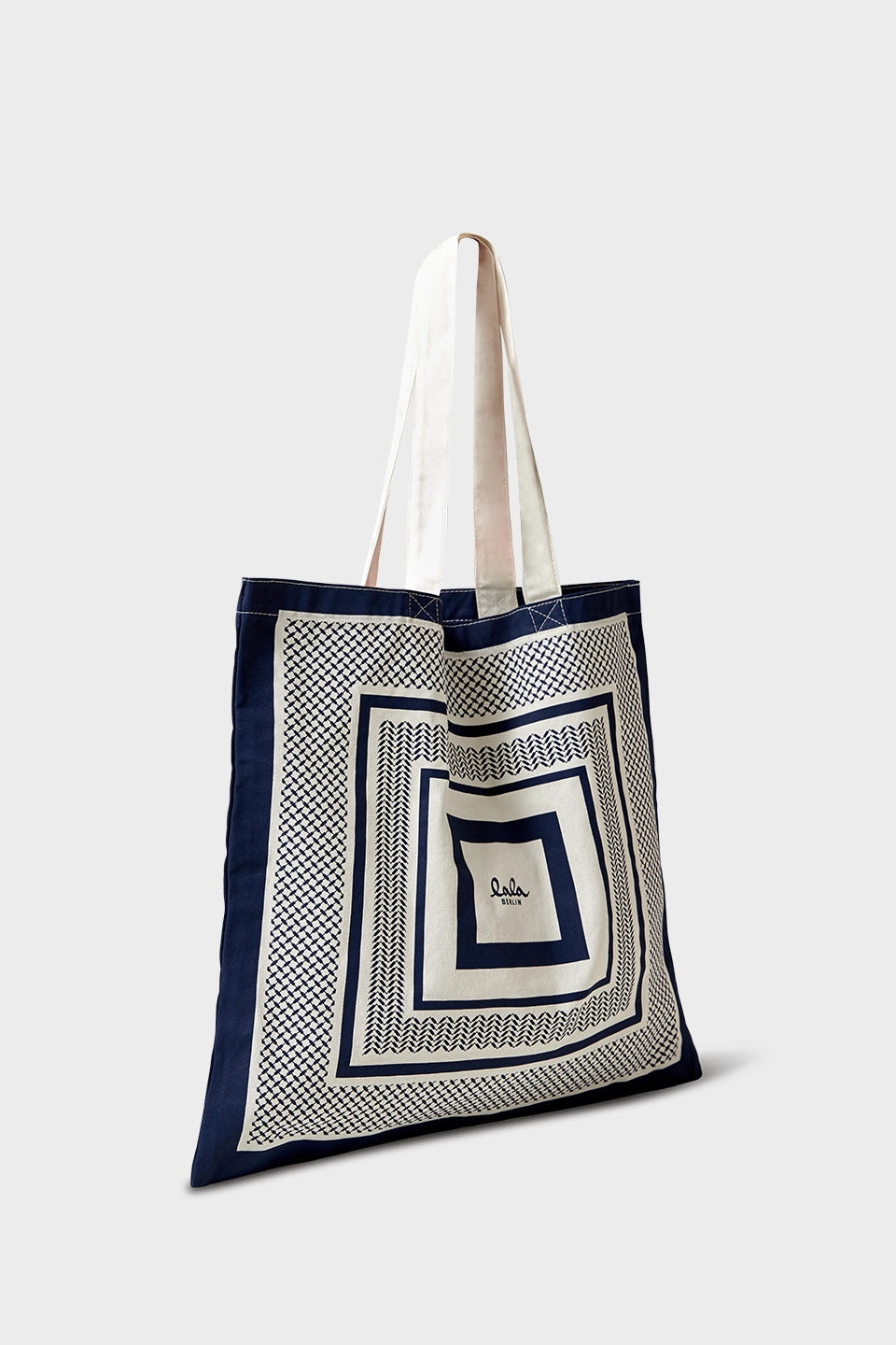 Lala Berlin Tote Maja Canvas – Shopper i heritage stripe navy. Praktisk størrelse og elegant design i 100% bomuld. 