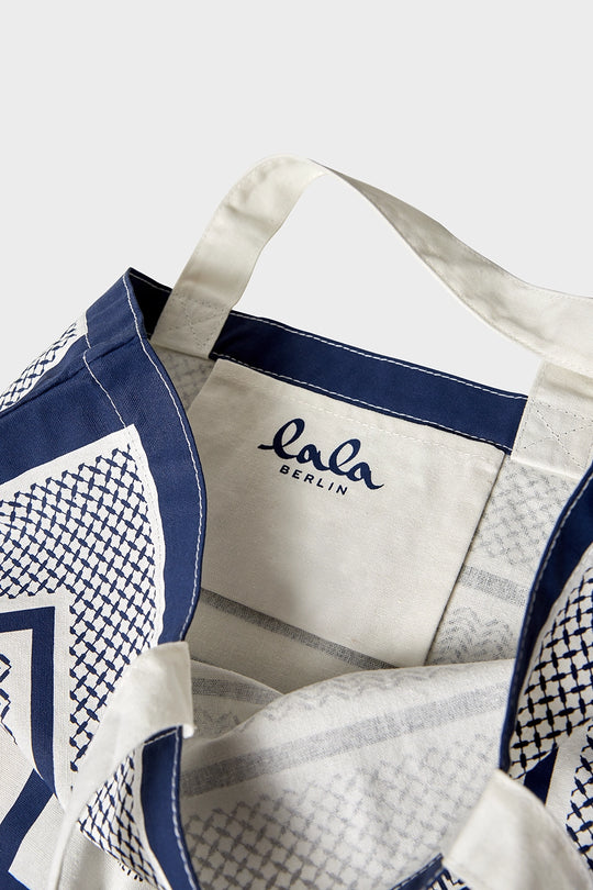 Lala Berlin Tote Maja Canvas – Shopper i heritage stripe navy. Praktisk størrelse og elegant design i 100% bomuld. 