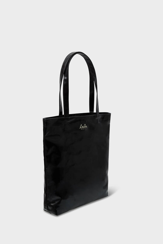 Lala Berlin Tova Tote i sort coated canvas – rummelig og stilfuld tote med LALA BERLIN-logo, perfekt til arbejde, shopping og hverdag