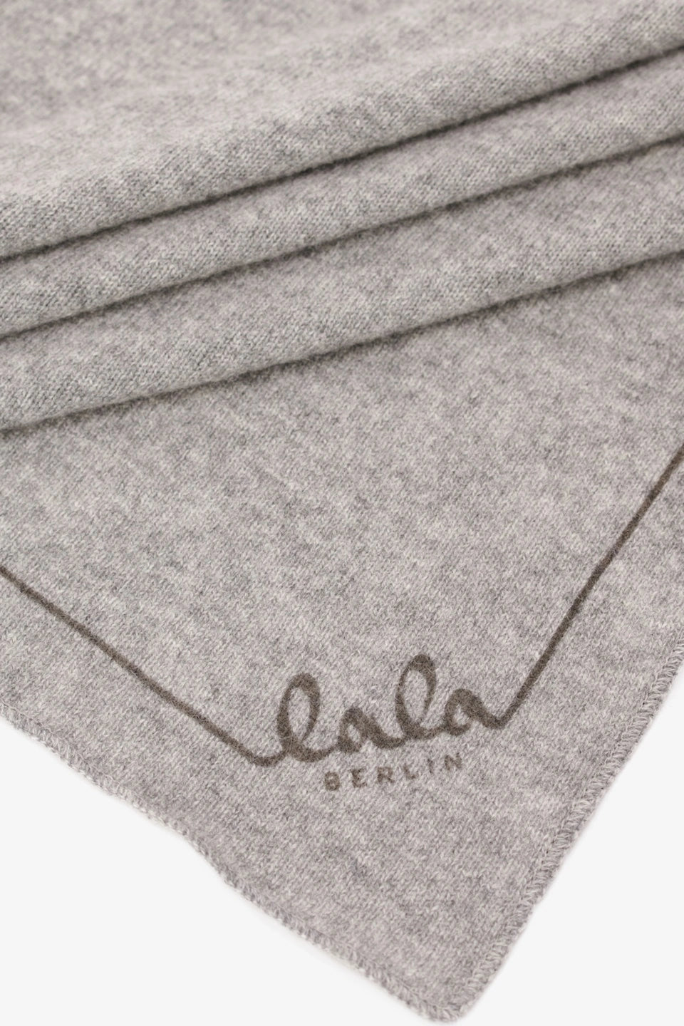 Lala Berlin Triangle Solid Logo M Tørklæde – luksuriøst trekantet cashmere tørklæde i City Middle Grey Melange med subtilt LALA BERLIN logo.