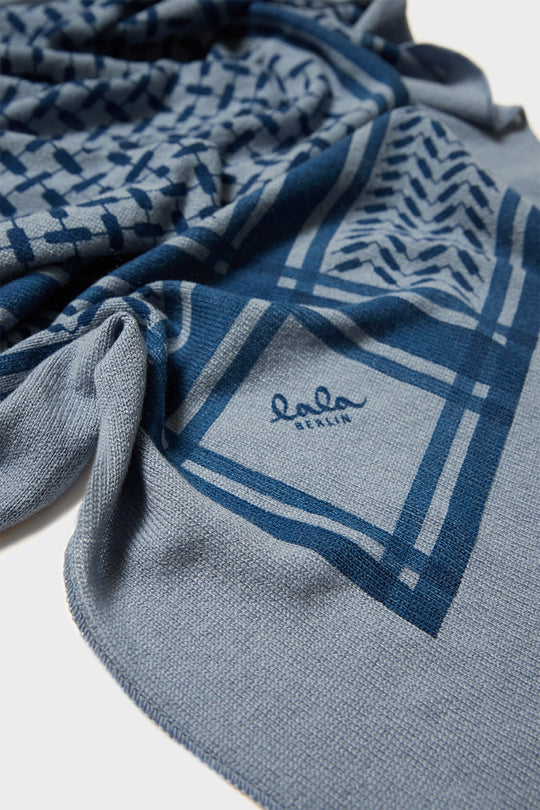 Lala Berlin Triangle Trinity Classic M – luksuriøst trekantet cashmere tørklæde med ikonisk heritage-print. Blødt, varmt og tidløst.