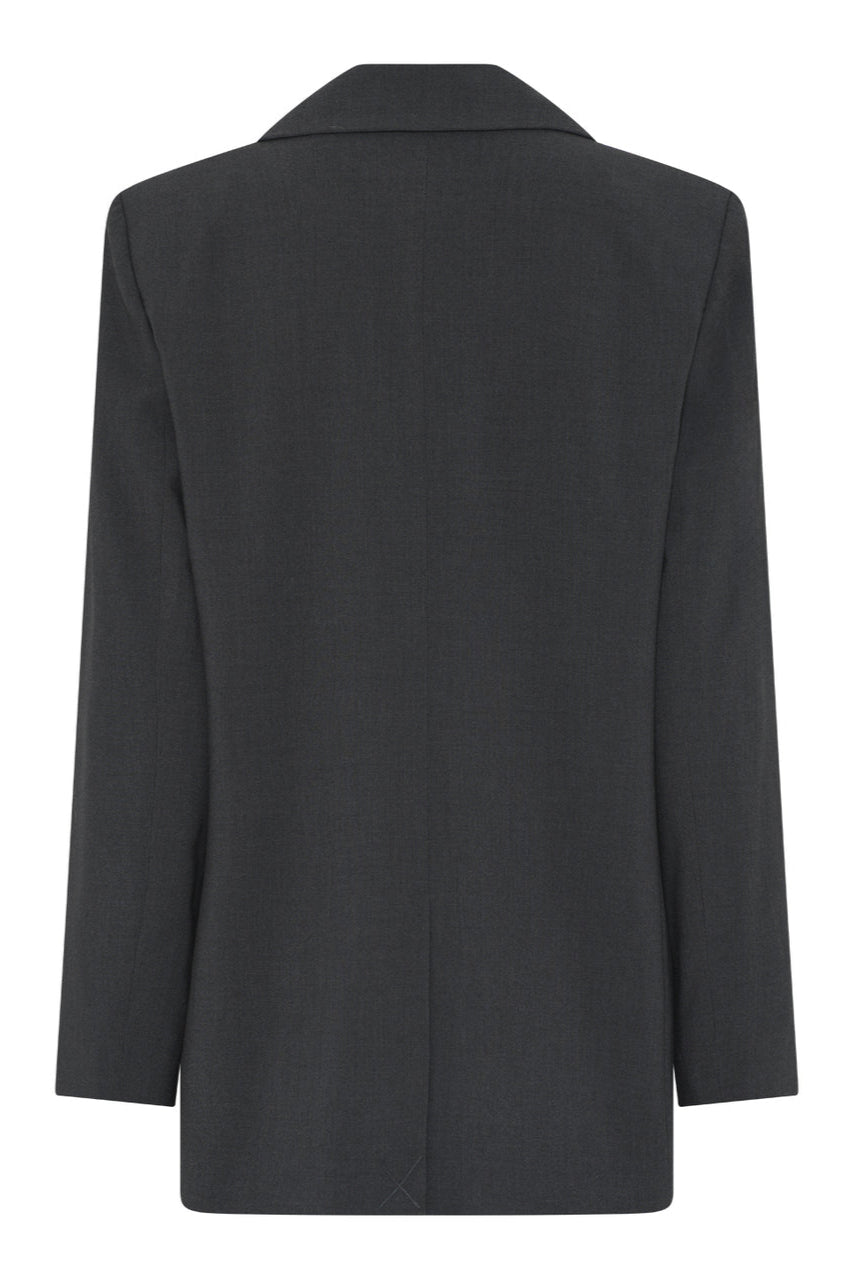 La Rouge Trine Blazer i dark grey med enkelknaplukning, reverskrave og let oversized pasform – stilfuld og alsidig til både hverdag og fest.
