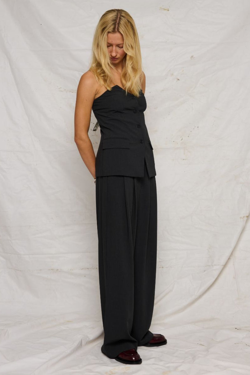 La Rouge Trine Pants i dark grey – elegante bukser med høj talje, brede ben, pressefolder, bæltestropper og skjult lukning.
