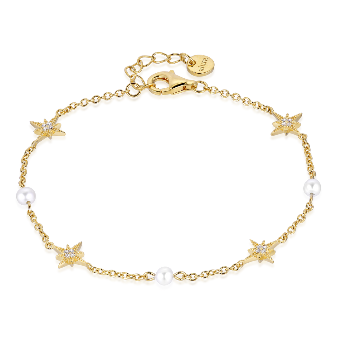 Alura Venus Armbånd 01 i 18K guldbelagt sterlingsølv med facetslebne zirkoner og ferskvandsperler, inspireret af planeten Venus.