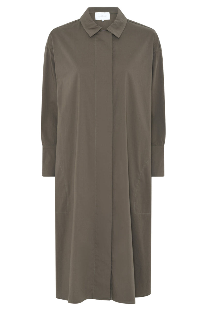 La Rouge Vilda Dress i army green – skjortekjole med lange ærmer, skjult knaplukning, slidser i siderne og klassisk pasform.
