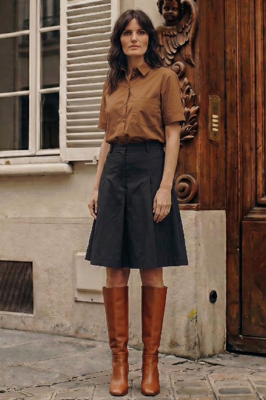 La Rouge Vilma Plissé Skirt i black med plisseringer.