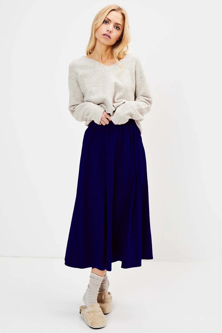 Vilma nederdelen i sort fra La Rouge er den ideelle balance mellem sporty komfort og tidløs elegance. 