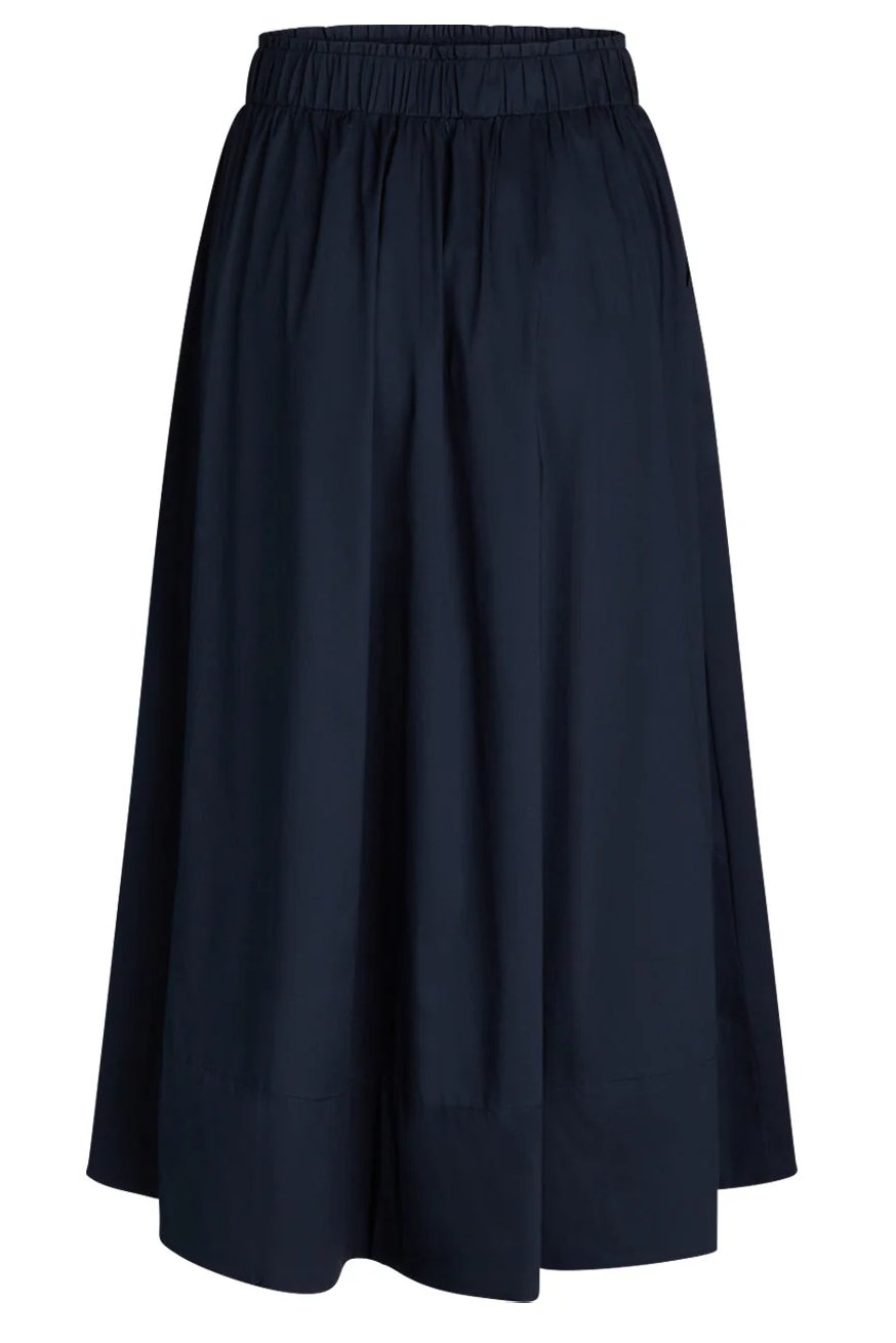 Vilma nederdelen i navy fra La Rouge er den ideelle balance mellem sporty komfort og tidløs elegance. 