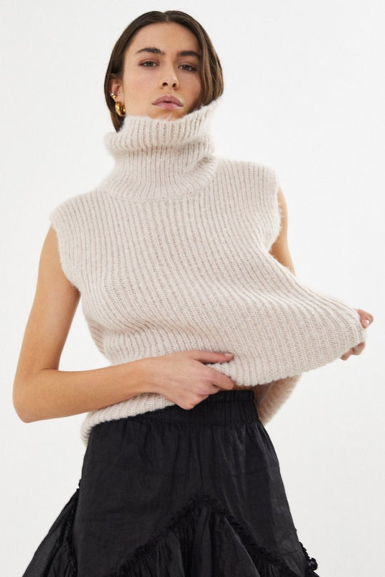 Koto Dual Knit Funnel Neck Vest fra Rabens Saloner - Luksuriøs Uldblanding i Beige