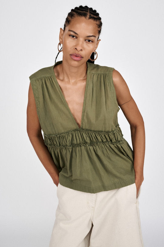 Rabens Saloner Helfred Cotton Top i Raw Lumber – let bomuldstop med feminine detaljer og afslappet pasform.