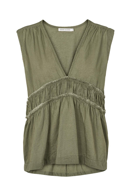 Rabens Saloner Helfred Cotton Top i Raw Lumber – let bomuldstop med feminine detaljer og afslappet pasform.