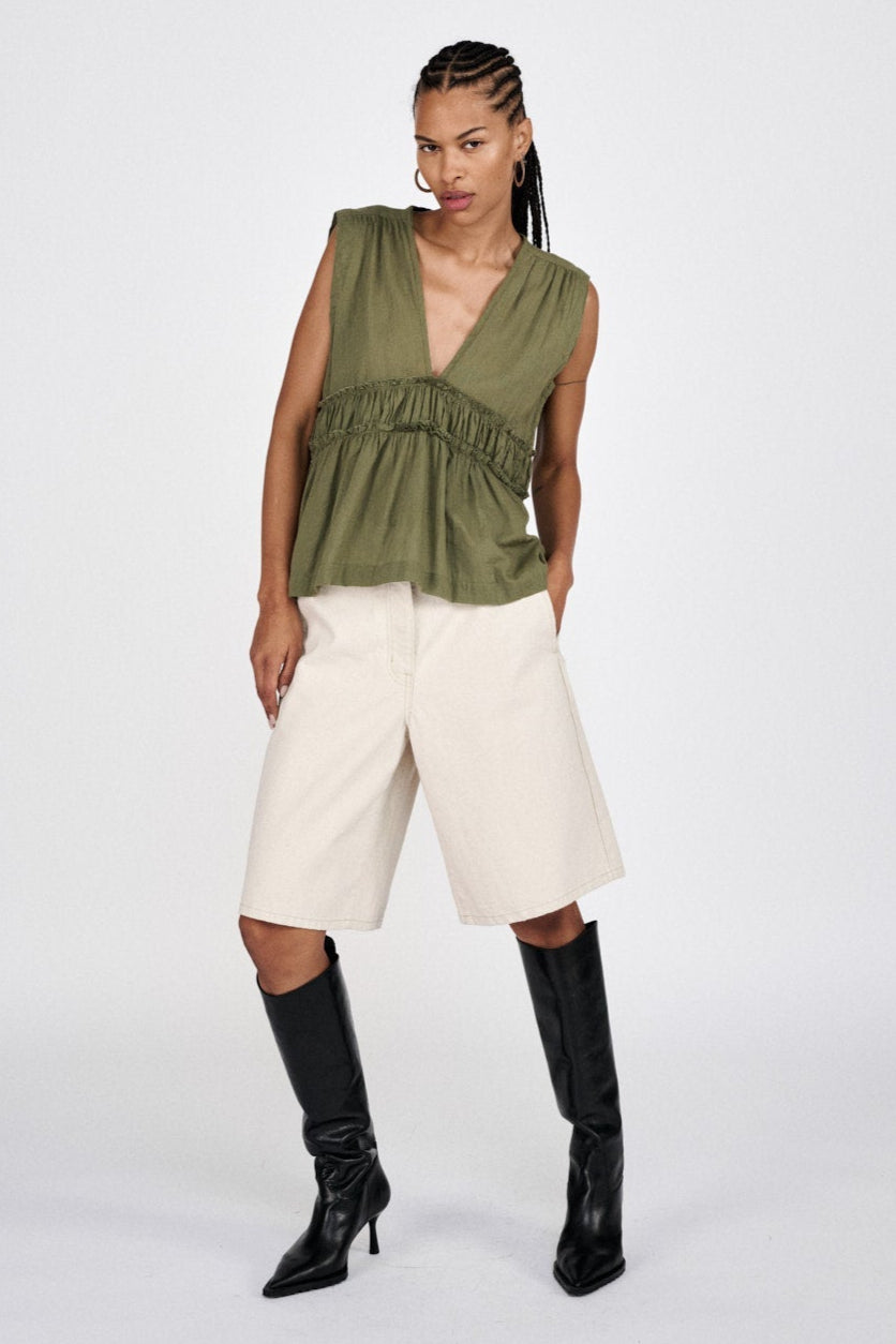 Rabens Saloner Helfred Cotton Top i Raw Lumber – let bomuldstop med feminine detaljer og afslappet pasform.