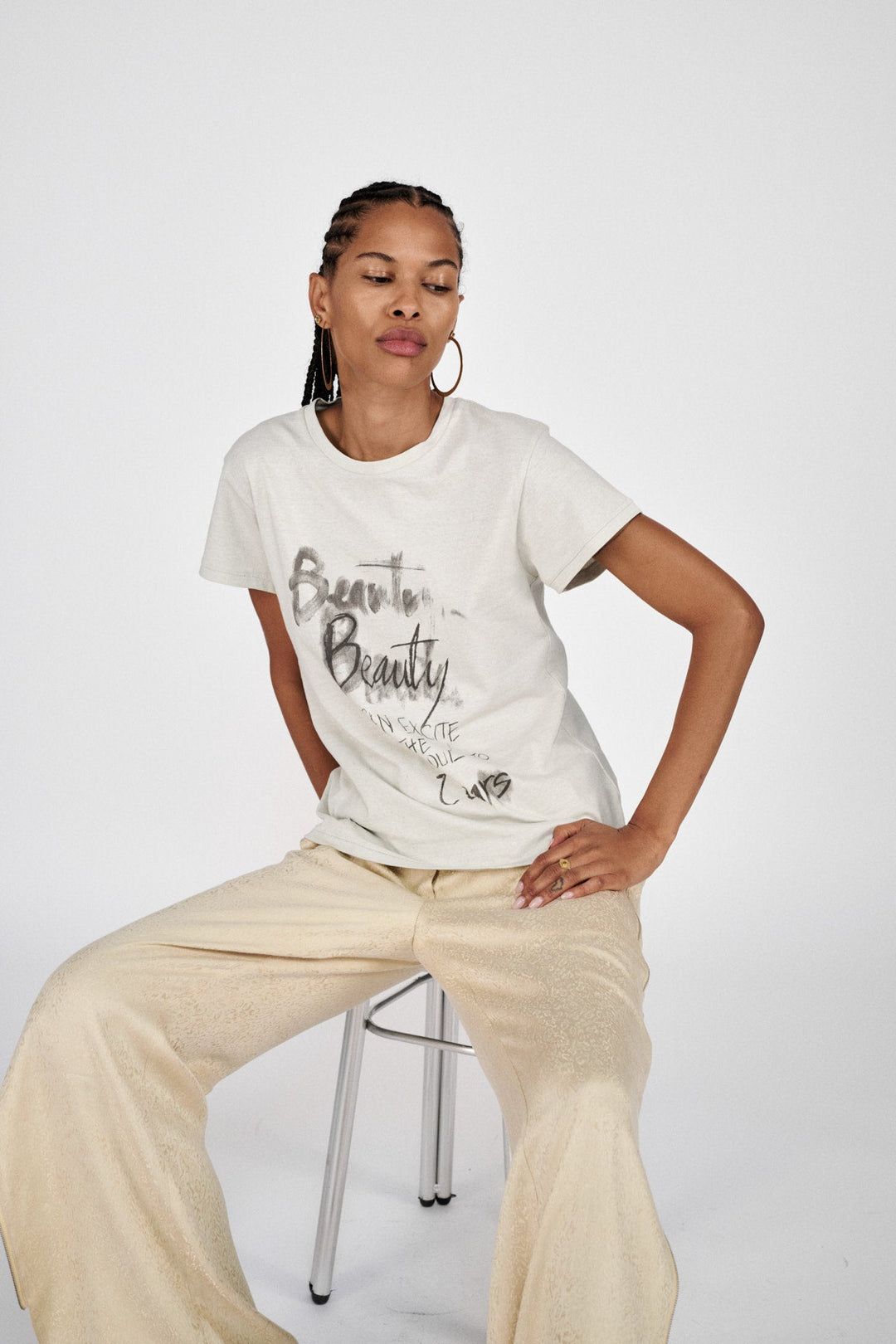 Rabens Saloner Ambla Beauty T-shirt i faded black – økologisk bomulds t-shirt med vintage-inspireret print.
