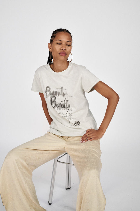 Rabens Saloner Ambla Beauty T-shirt i faded black – økologisk bomulds t-shirt med vintage-inspireret print.