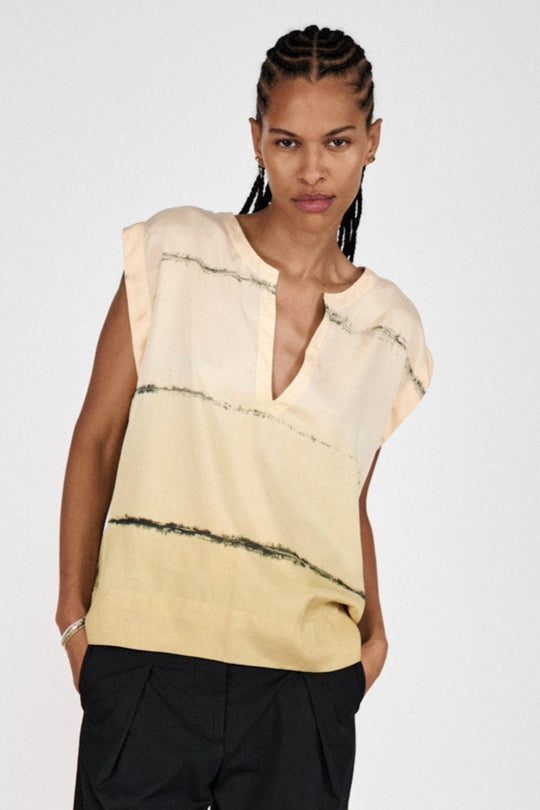 Rabens Saloner Rosalyn Nuance Blouse – en håndfarvet, let og bæredygtig bluse i farven Banana Com.