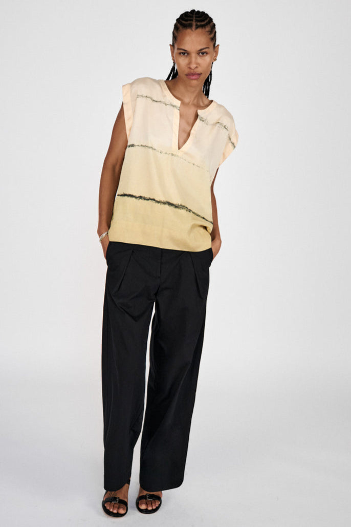 Rabens Saloner Rosalyn Nuance Blouse – en håndfarvet, let og bæredygtig bluse i farven Banana Com.