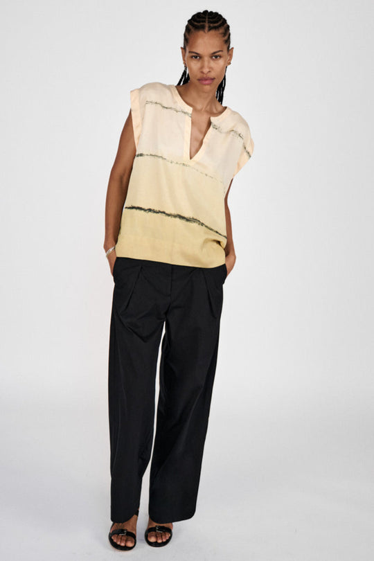 Rabens Saloner Rosalyn Nuance Blouse – en håndfarvet, let og bæredygtig bluse i farven Banana Com.