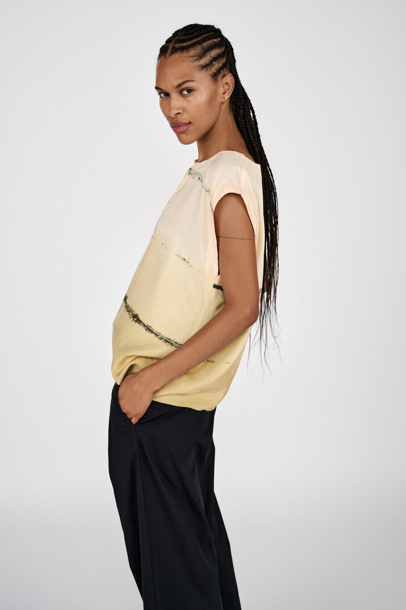 Rabens Saloner Rosalyn Nuance Blouse – en håndfarvet, let og bæredygtig bluse i farven Banana Com.
