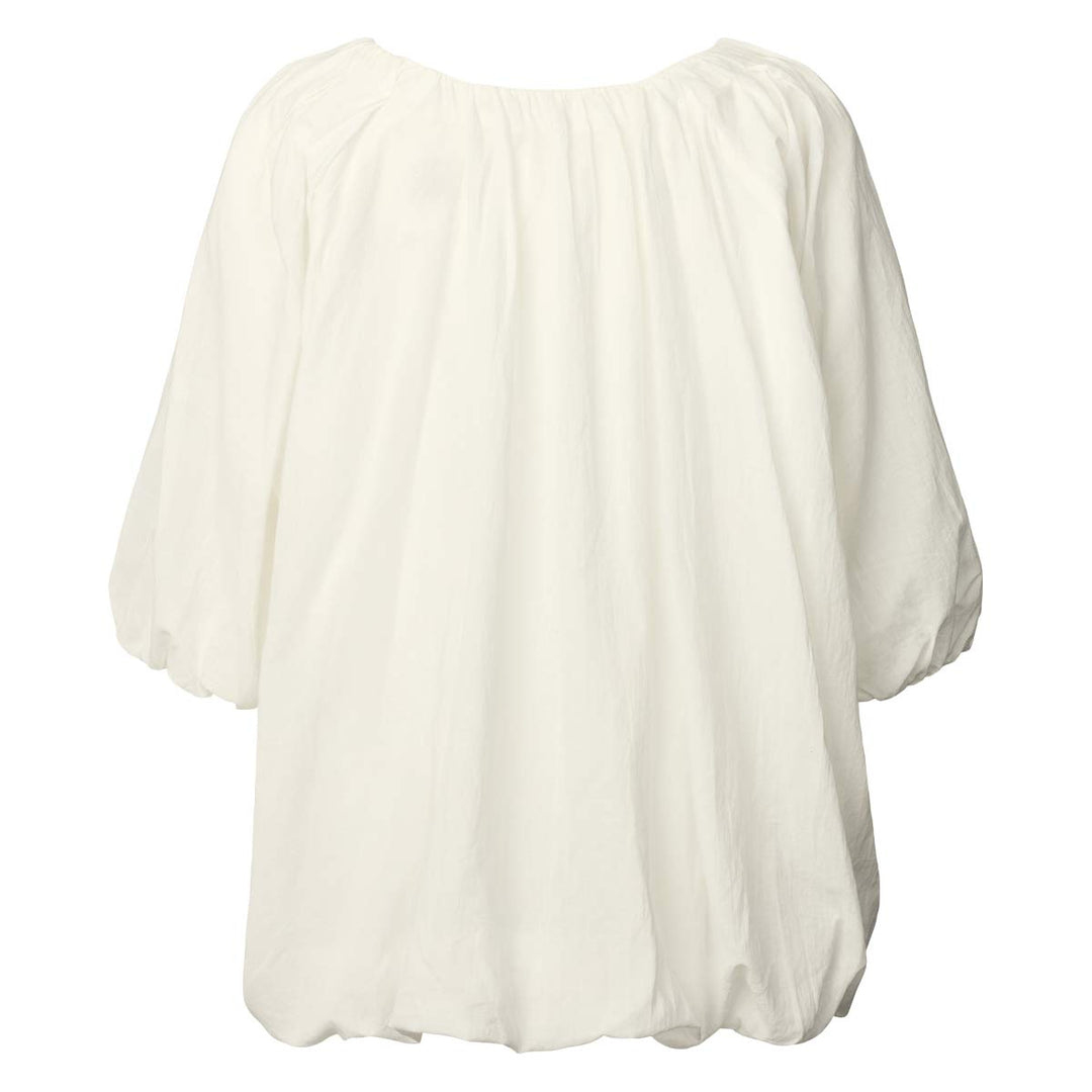 Rabens Saloner Rachelle Voile Cloud Blouse i økologisk bomuld – let, feminin og alsidig bluse med fine læg og afslappet pasform.