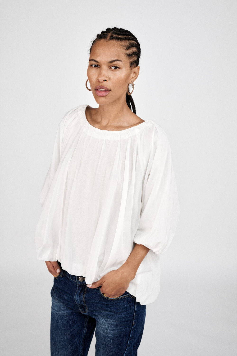 Rabens Saloner Rachelle Voile Cloud Blouse i økologisk bomuld – let, feminin og alsidig bluse med fine læg og afslappet pasform.