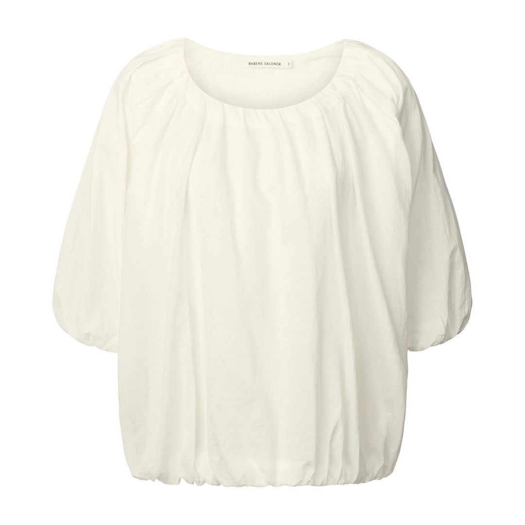Rabens Saloner Rachelle Voile Cloud Blouse i økologisk bomuld – let, feminin og alsidig bluse med fine læg og afslappet pasform.