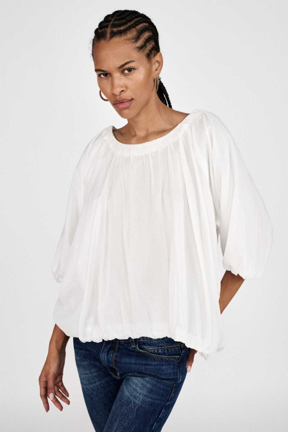 Rabens Saloner Rachelle Voile Cloud Blouse i økologisk bomuld – let, feminin og alsidig bluse med fine læg og afslappet pasform.