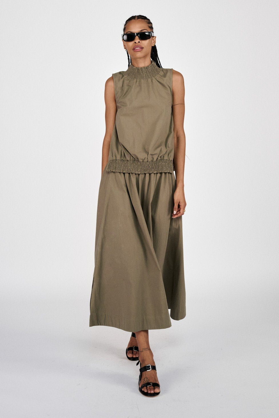 Rabens Saloner Guri Poplin Heavy Full Skirt i Dry Bark – voluminøs nederdel i kraftig bomuld med elastik i taljen og sidelommer. 
