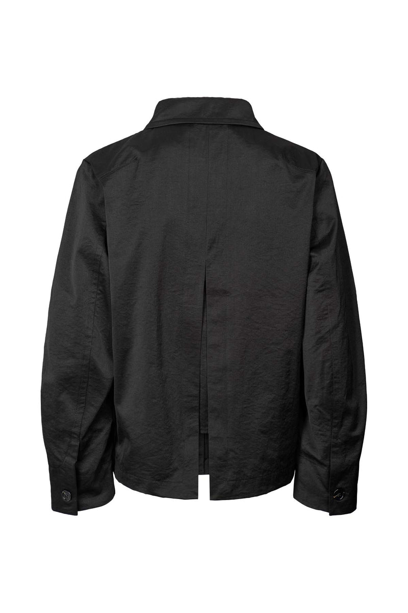 Rabens Saloner Charmaine Jacket i sort er en let cotton fusion-jakke med lommer og knaplukning. Normal i størrelsen – rå og stilfuld til hverdagen.
