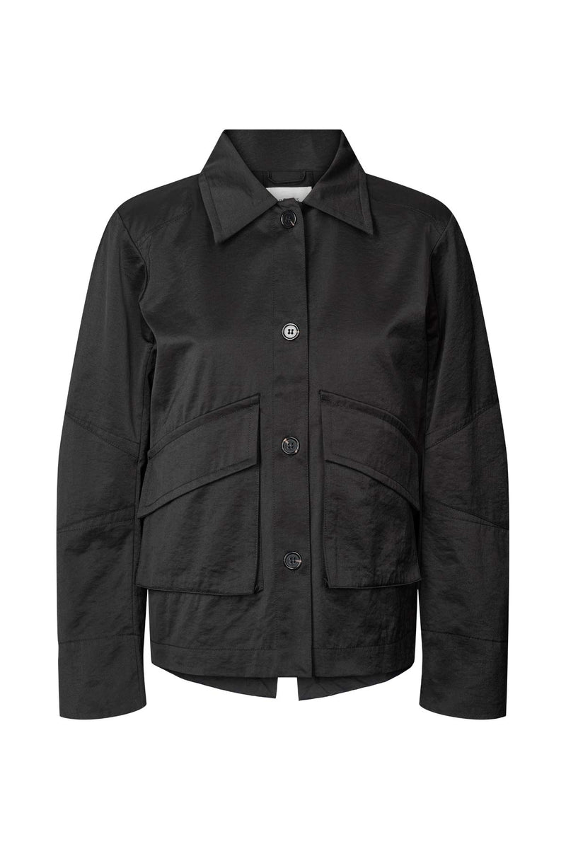 Rabens Saloner Charmaine Jacket i sort er en let cotton fusion-jakke med lommer og knaplukning. Normal i størrelsen – rå og stilfuld til hverdagen.