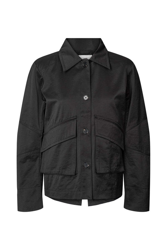 Rabens Saloner Charmaine Jacket i sort er en let cotton fusion-jakke med lommer og knaplukning. Normal i størrelsen – rå og stilfuld til hverdagen.