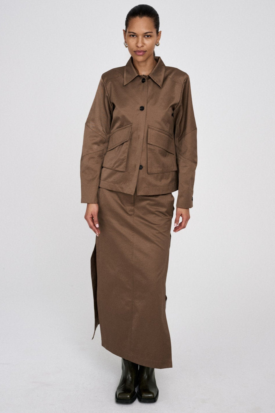 Rabens Saloner Chisa Cotton Fusion Skirt i cub. Ankellang nederdel med slidser, normal talje og sidelommer. 