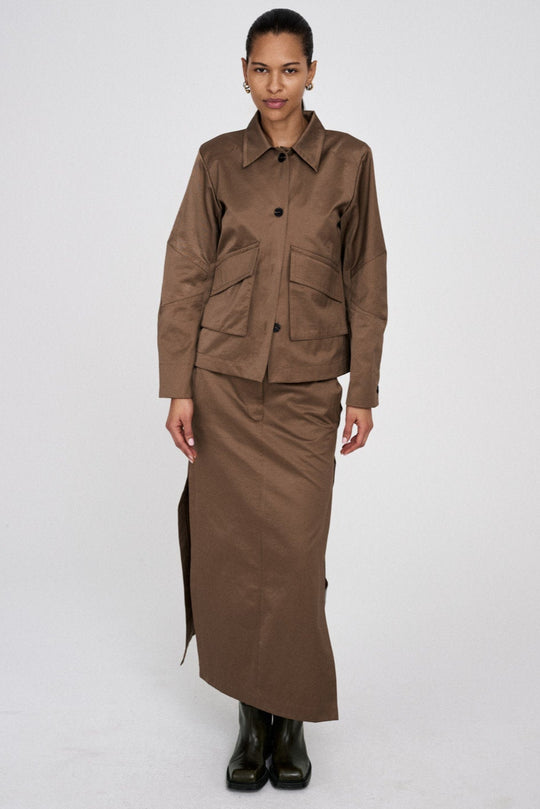 Rabens Saloner Chisa Cotton Fusion Skirt i cub. Ankellang nederdel med slidser, normal talje og sidelommer. 