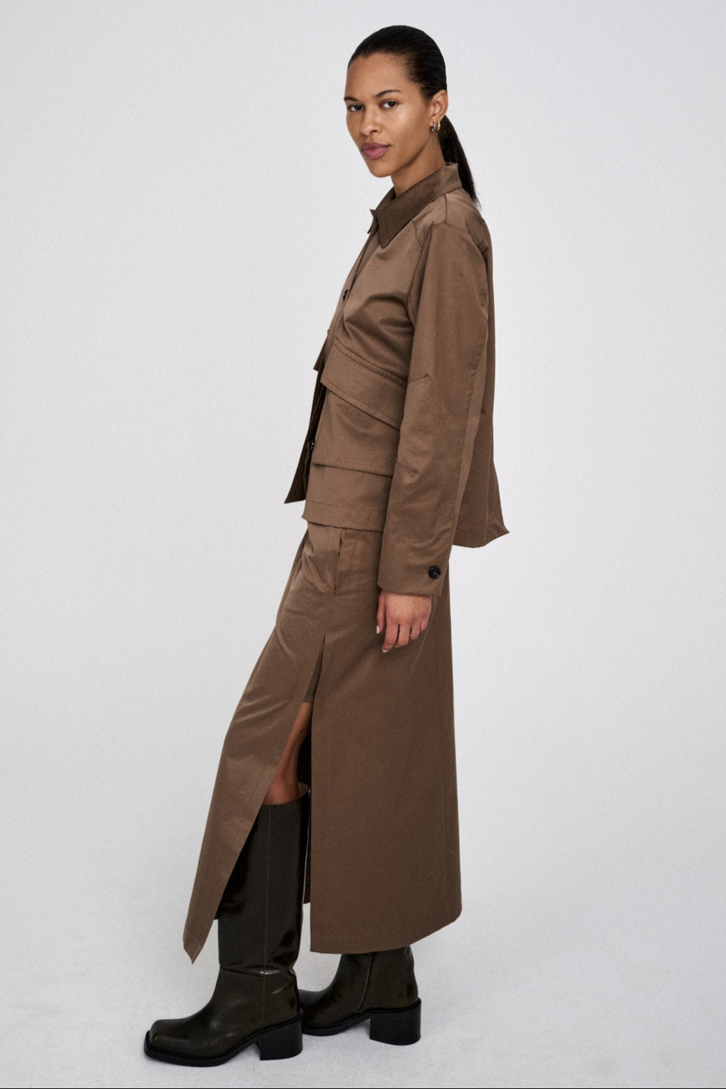 Rabens Saloner Chisa Cotton Fusion Skirt i cub. Ankellang nederdel med slidser, normal talje og sidelommer. 