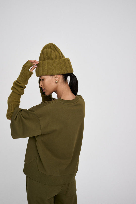 Rabens Saloner Narah Sweat Top i sort økologisk bomuld med cropped, oversized boxy pasform og trekvartsærmer. Bæredygtig og moderne sweatshirt. 